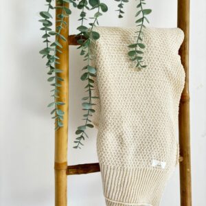 שמיכה סרוגה ונעימה בצבע שמנת