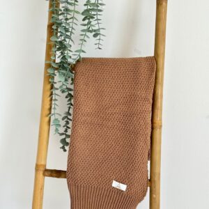 שמיכה סרוגה ונעימה בצבע חום