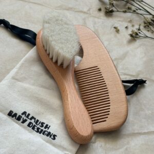זוג מסרקי עץ